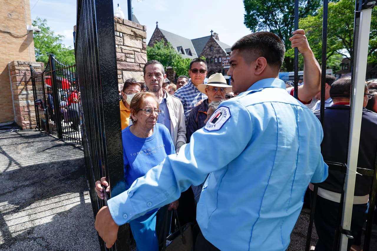 Los mexicanos acuden a las urnas para elegir a su primera presidenta, con las dos candidatas en cabeza la oficialista Claudia Sheinbaum y la opositora Xóchitl Gálvez.
<br>
<br>Traducción realizada con la versión gratuita del traductor DeepL.com