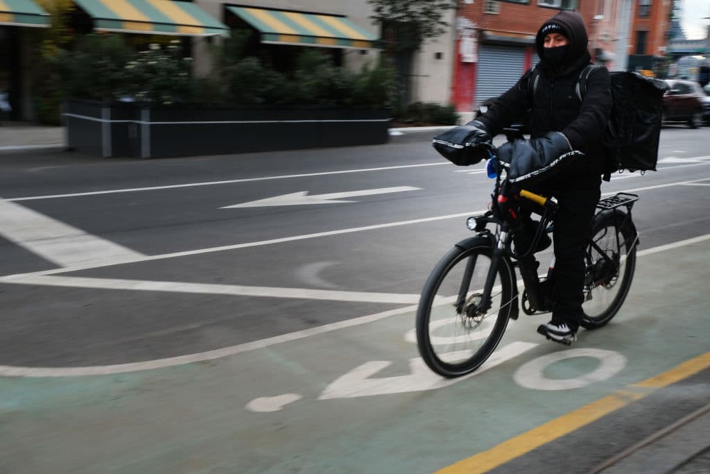 La campaña “Ponte Listo Antes de Partir” del Departamento de Transporte de Nueva York (NYC DOT) busca educar a los usuarios sobre el uso seguro de bicicletas eléctricas. Entre sus recomendaciones destacan el uso de cascos, respetar las leyes de tránsito y mantenerse fuera de las aceras.