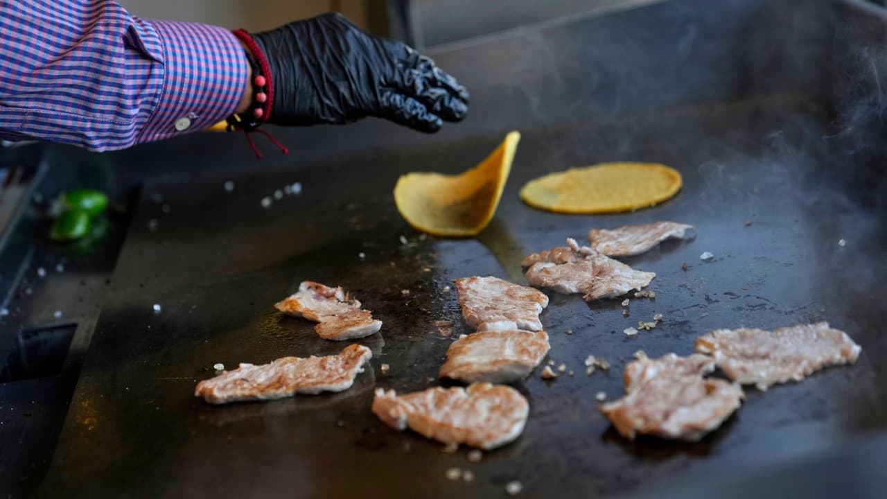 <h3 class="cms-H3-H3">Horarios, fechas y detalles útiles</h3>
<b>📅 Fechas: </b>del 15 al 28 de octubre de 2025
<br>
<b>🕛 Horario:</b> de 12:00 p. m. a 9:00 p. m., todos los días
<br>
<b>📍 Dirección:</b>
<a href="https://share.google/Pp0NPaCzlmwM8jrJ2" target="_blank">6501 Hillcrest Ave., #130, University Park</a>
<br>
<b>💻 Reservaciones Chef’s Table:</b>
<a href="https://tacoboutdallas.com/" target="_blank">TacoBoutDallas.com</a>
<br>El local se instalará en el espacio que antes ocupó Red Stix Asian Street Food, junto al restaurante D.L. Mack’s. El área es concurrida por estudiantes de SMU, así que
<b>se recomienda llegar temprano o buscar estacionamiento en las calles laterales de Snider Plaza.</b>