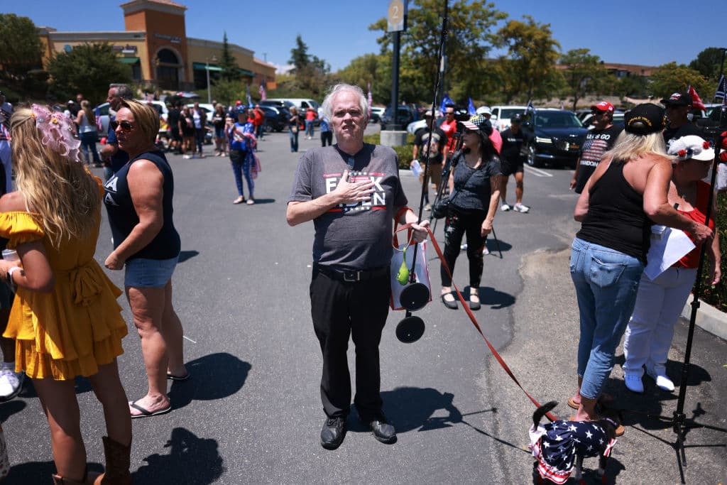 Otros asistentes, como este que llevó a su perro, presumían en sus camisetas mensajes ofensivos directamente contra 
<b><a href="https://www.univision.com/noticias/elecciones-en-estados-unidos-2024/biden-debate-trump-dos-semanas-democratas" target="_blank">el presidente de Estados Unidos, Joe Biden</a></b>.