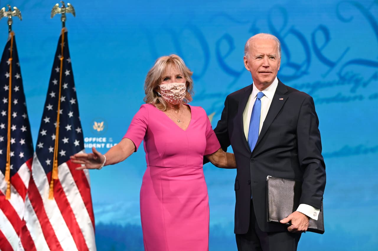 <b>Joe Biden confirmado ganador por el Colegio Electoral (14 de diciembre).</b> Las demandas infructuosas de Trump no pararon. La más grande, del estado de Texas exigiendo a otros estados que no validaran millones de votos, fue descartada por la Corte Suprema. Finalmente, el Colegio Electoral sumó los votos necesarios para la victoria de Biden y poco a poco algunas personalidades republicanas fueron aceptando la derrota. “Más de 80 jueces estudiaron los casos de fraude planteados por Trump y ninguno prosperó” dijo Biden esa noche al país (en la foto).
