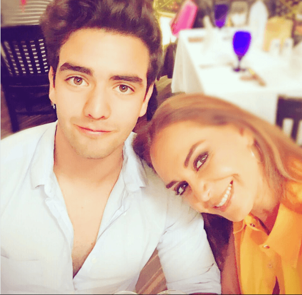 SImón nació en enero de 1998 y actualmente tiene 19 años de edad.