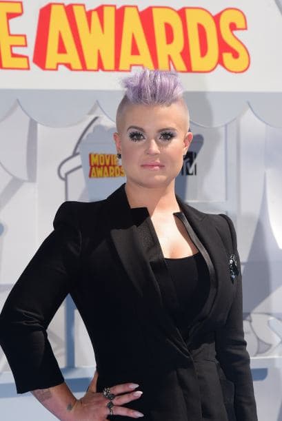 Kelly Osbourne se lució en un vestido negro y sencillo.