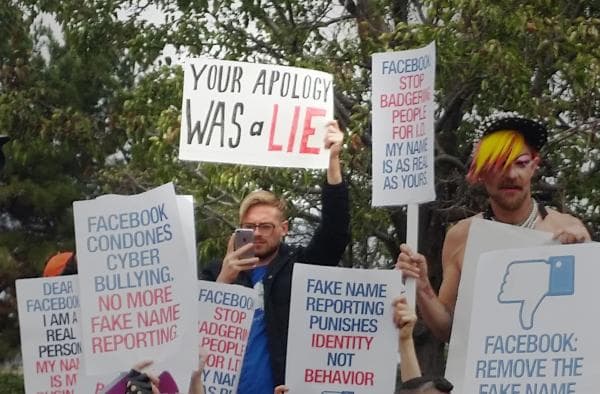 Decenas protestan contra política de “nombres reales” de Facebook