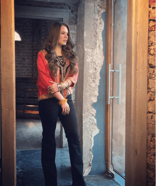 La cantante sí ha evolucionado en su estilo, ahora se ve mucho más fashion.