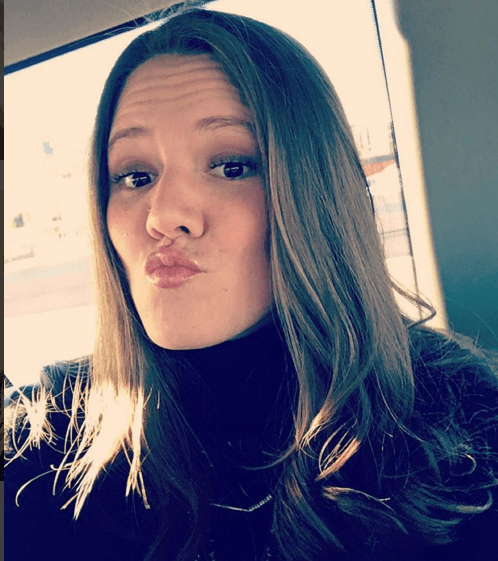 Aunque sin perder su toque, su belleza es muy natural. Poco maquillaje y vestimenta relajada.