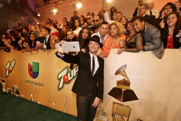 Una vez bajaban del escenario y durante la alfombra verde, se dieron la tarea de abrazarse, tomarse una que otra selfie y echarse uno que otro cuentito. ¡Y lo captamos todo!