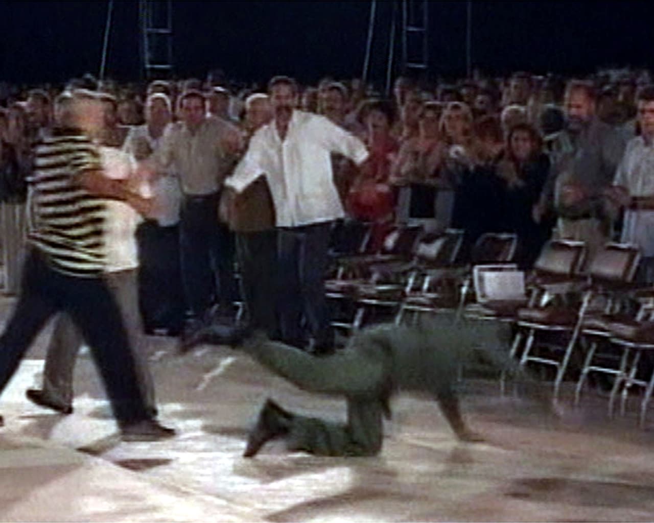 El mandatario cubano tropieza y cae tras un discurso en octubre de 2004, en La Habana, Cuba.