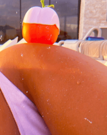 La venta de las fragancias tuvo publicidad solamente a través de las redes sociales, tanto de la celebridad como de la cuenta de Instagram dedicada exclusivamente a estos productos.