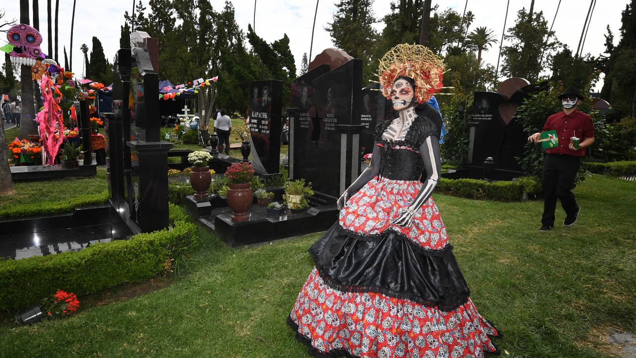 Música, comida y altares: regresa la celebración de Día de Muertos al cementerio Hollywood Forever de Los Ángeles
