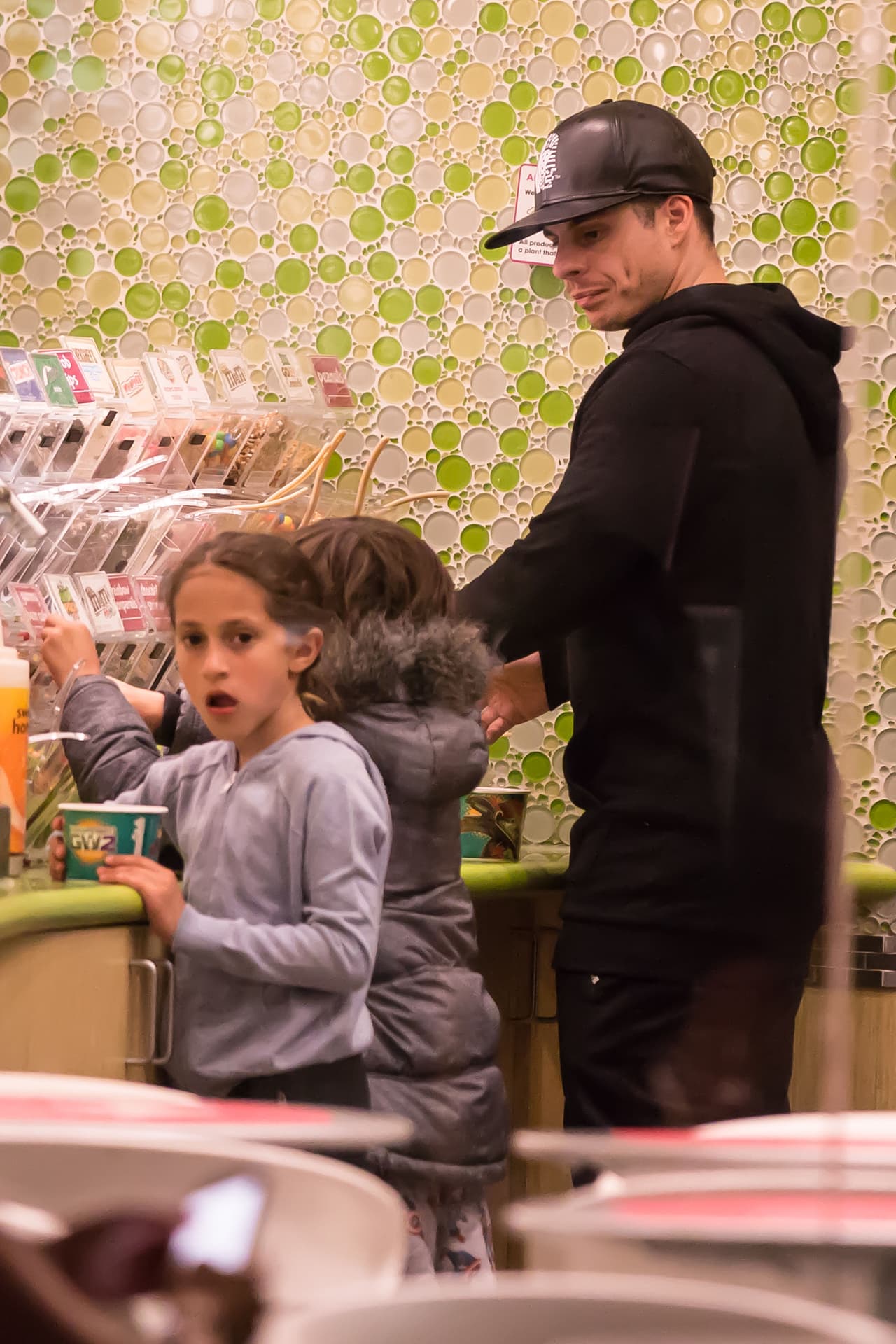 Cuatro meses antes de que la relación con Jennifer López se rompiera, 'Casper' Smart llevaba a los gemelos Max y Emme a comer yogurt helado, en Calabasas, California.