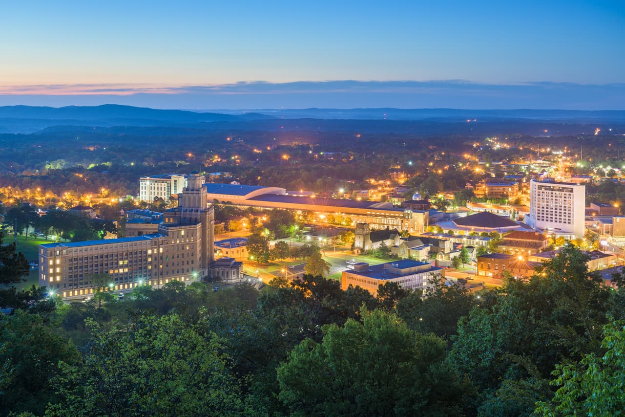 <h3 class="cms-H3-H3">18. Hot Springs, Arkansas</h3>
<br>
<br>💸
<b>Ingreso familiar promedio: </b>$47,964
<br>
<br>💸
<b> Tasa de pobreza: </b>13.4%
<br>
<br>💸
<b>Hogares con ingresos anuales menores a $10,000: </b>7.2%
<br>
<br>💸
<b>Adultos con educación universitaria: </b>23.8%
<br>
<br>💸
<b>Tasa de desempleo (2021):</b> 6.8%
<br>