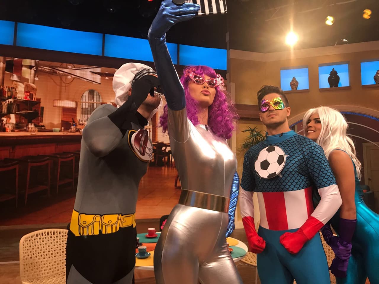 Los superhéroes también se toman selfies.