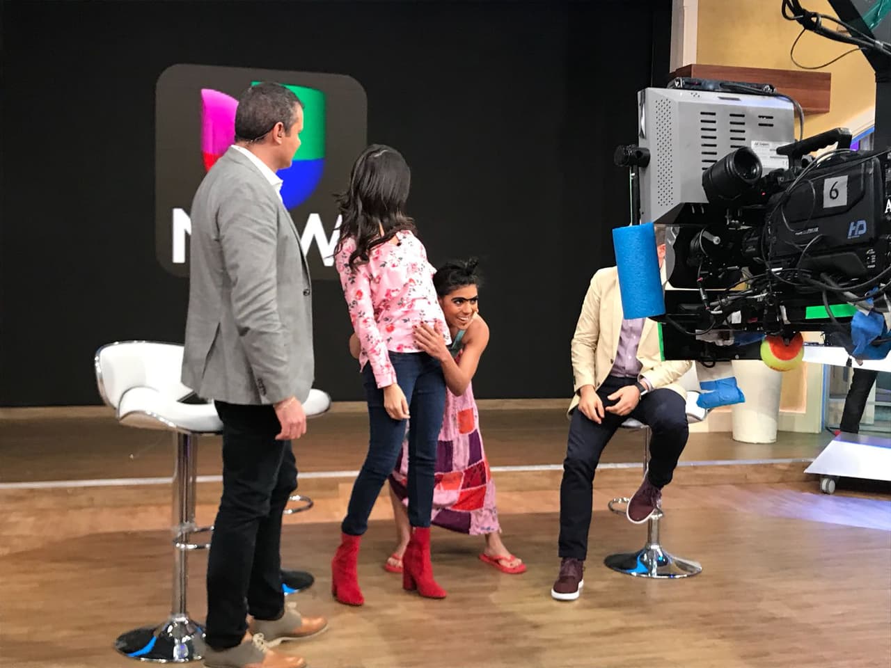 El embarazo de Ana Patricia la tiene muy entusiasmada. Mela le dio un tierno abrazo a su bebé.