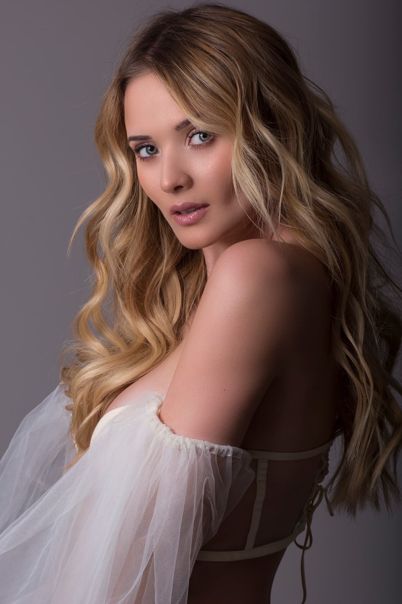 Además, la actriz venezolana Kimberly Dos Santos fue invitada a presentar .