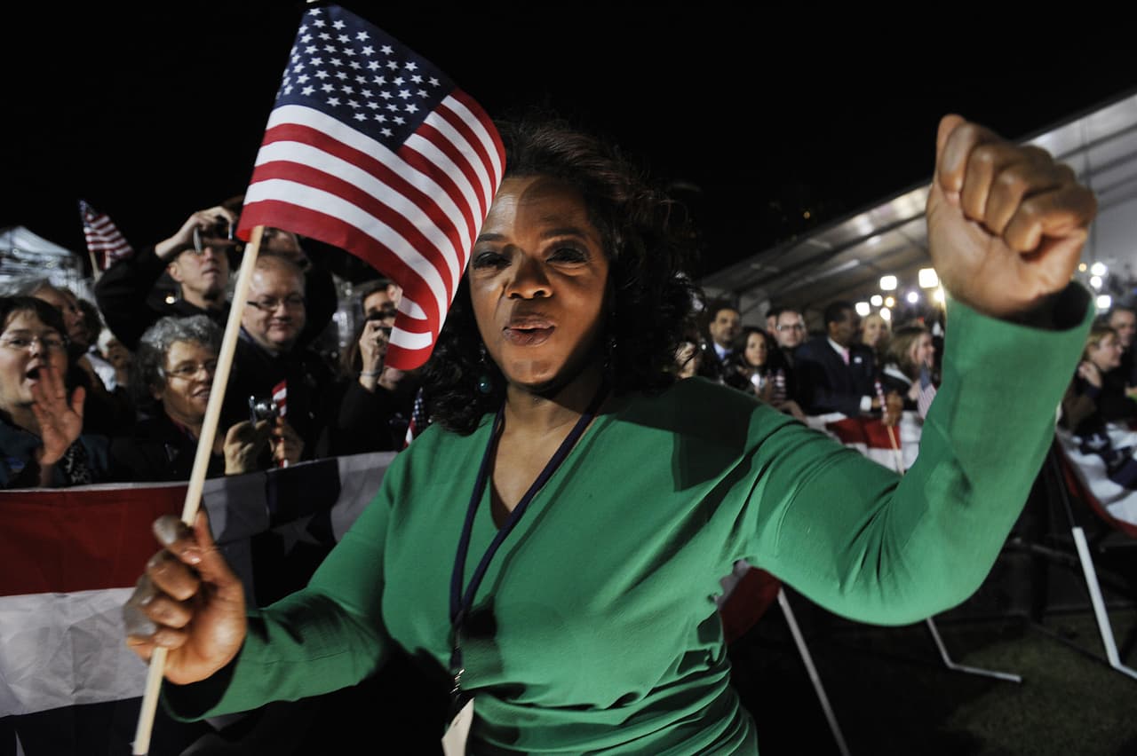 <b>Emoción afroestadounidense. </b>El 4 de noviembre de 2008 Winfrey celebró junto a otros partidarios de Obama en Chicago, ciudad desde donde se transmitía su programa, la victoria del candidato demócrata en las elecciones presidenciales.