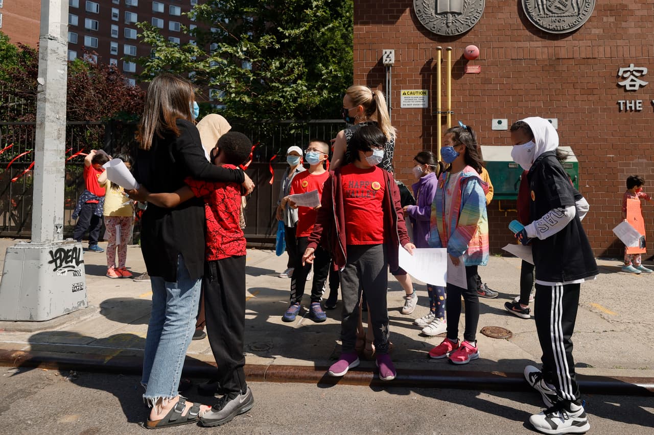 Estado de Nueva York eliminará el uso obligatorio de mascarillas en las escuelas, pero NYC lo mantendrá