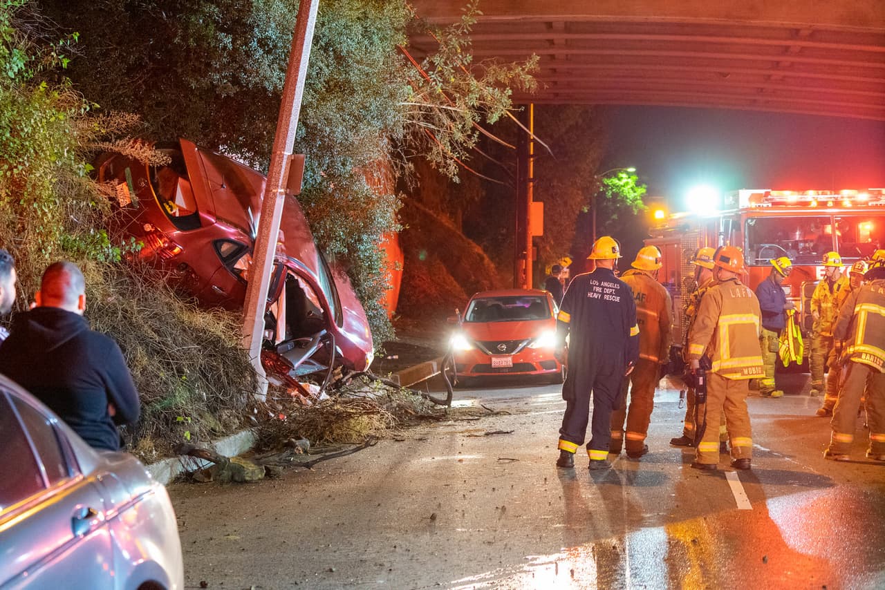 5 de diciembre: Un carro deportivo cayó desde un puente en Mulholland Drive y quedó atrapado en el Bulevar Cahuenga. Una persona fue rescatada y transportada a un hospital.