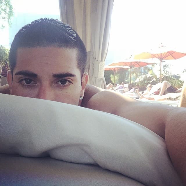 El joven confesó que gastó ese dinero: "Tenía 15 años y no sabía utilizar dinero ni vivir en Estados Unidos". Desde antes, el galán de telenovelas lo había acusado públicamente de
<b><a href="https://www.univision.com/entretenimiento/eduardo-yanez-acusa-a-su-hijo-de-ser-un-ladron-y-de-estar-en-la-raiz-de-su-ataque-al-reportero" target="_blank">"mantenido" y de "robarle" dinero. </a></b>
<br>