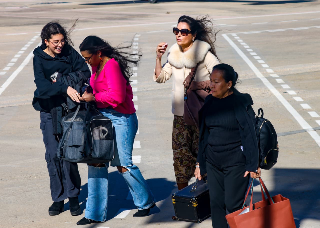 Durante varios meses Luis Miguel estuvo radicado en España donde la prensa del corazón captó juntos a la pareja.
<br>