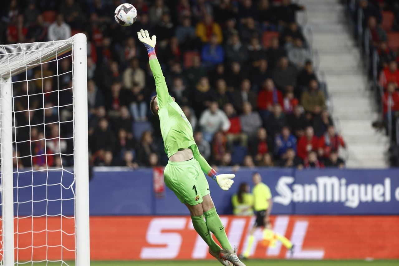 El Barcelona venció 1-2 al Osasuna en El Sadar durante la Jornada 14 de LaLiga de España en un partido que tuvo las expulsiónes de Lewandowski y de Piqué y los goles de Pedri y Rapinha; por los locales marcó David García