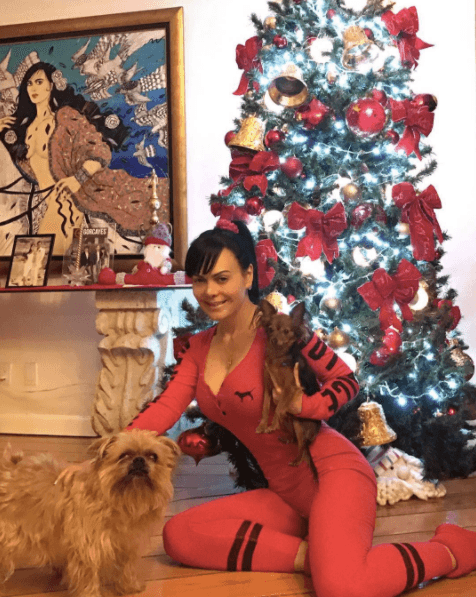 Fabuloso el de Maribel Guardia, quien incluyó hasta el perro en la foto.