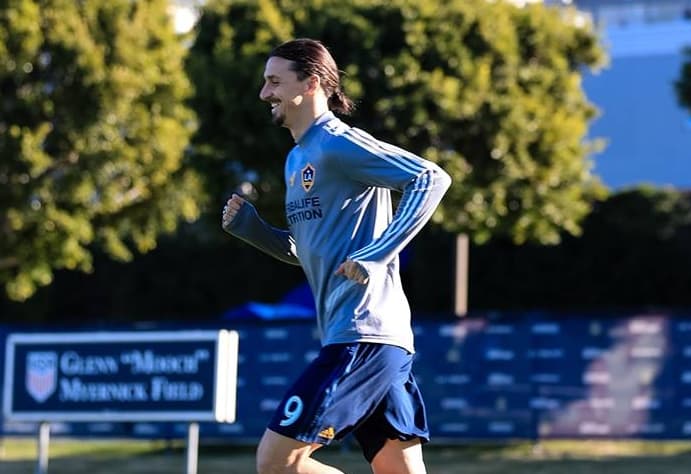 Barros Schelotto quiere contar con Zlatan el domingo, pero deja espacio para la duda