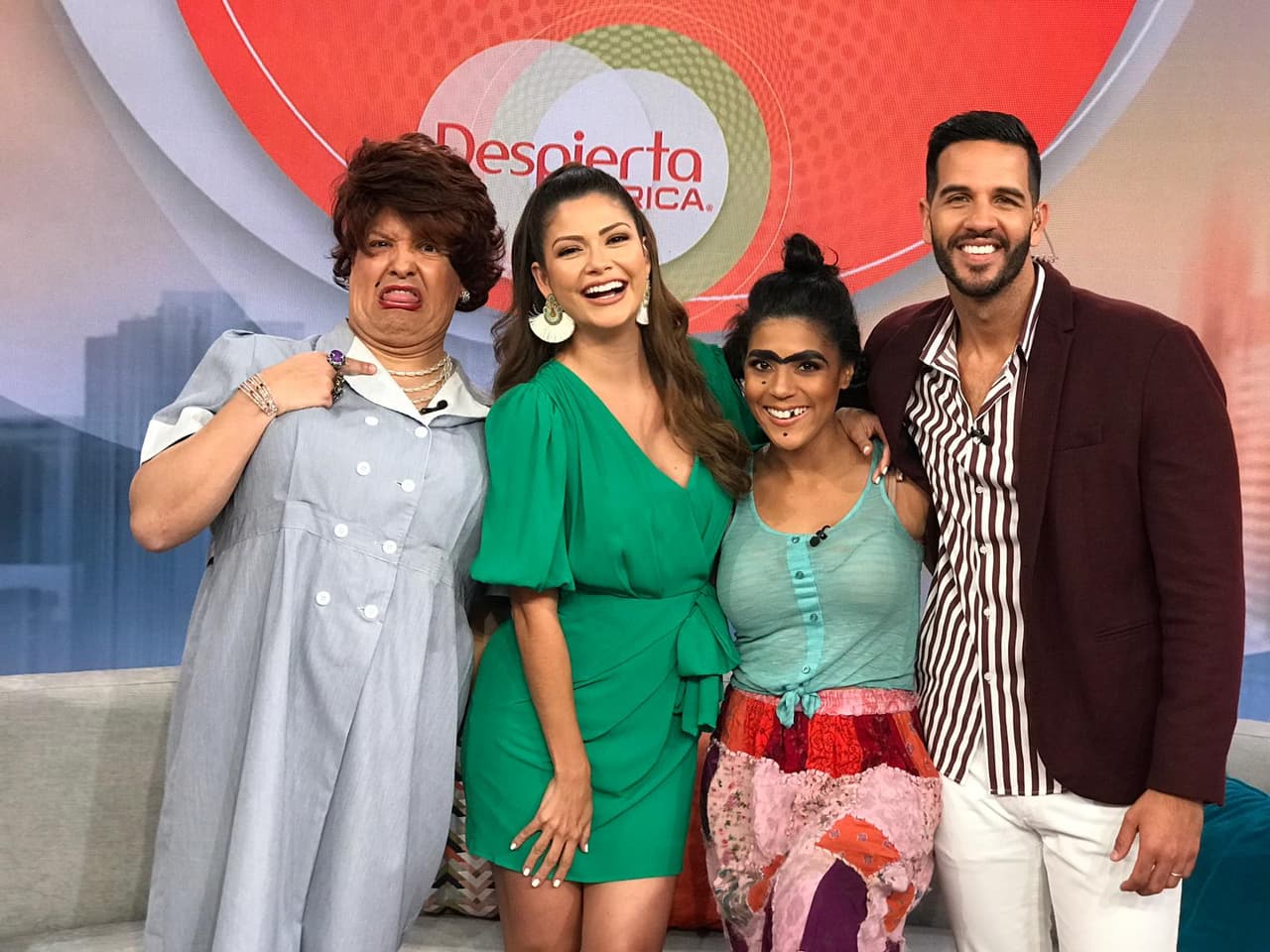 Las ocurrencias no cesaron y Mela y Doña Meche quisieron robarse el show, hasta presentando las notas de actualidad.