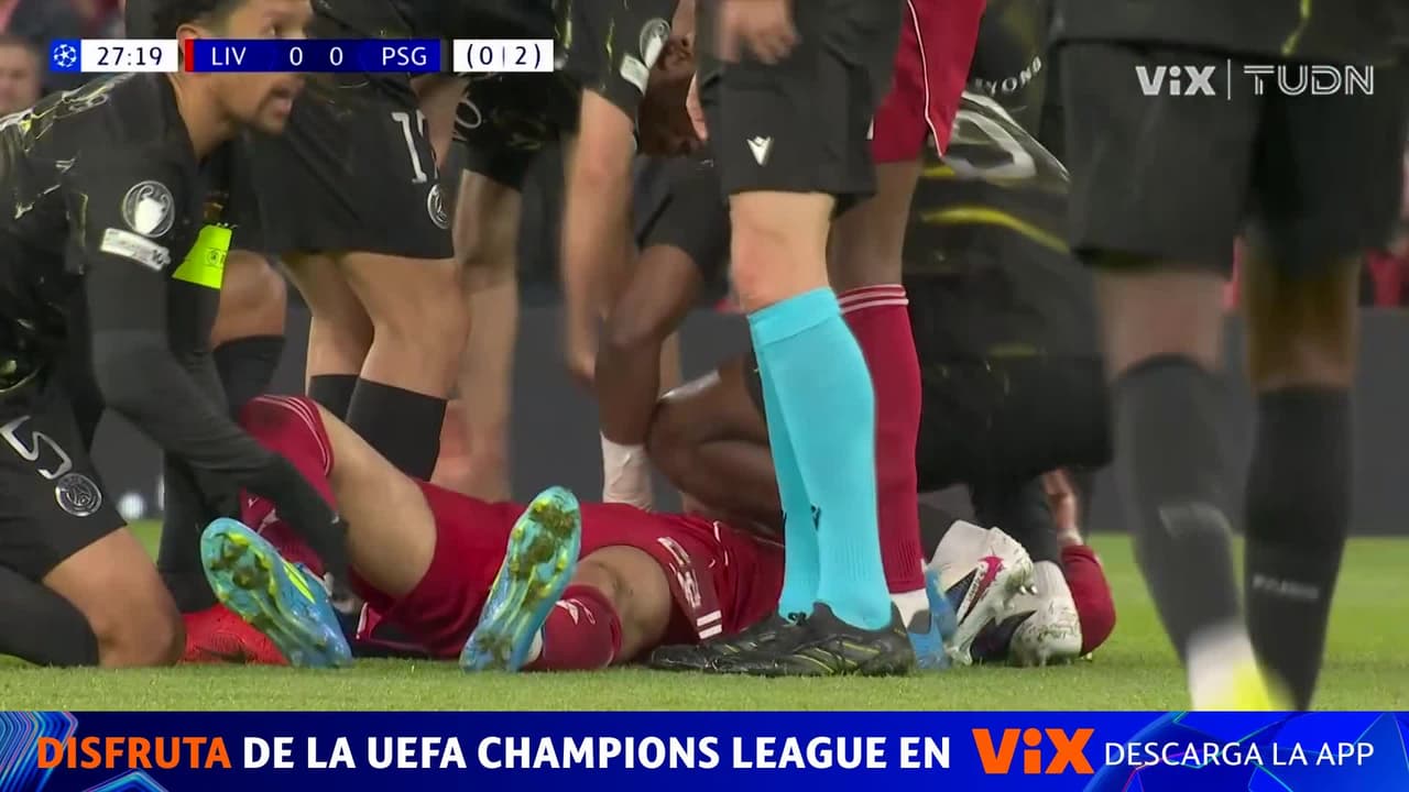 Mucha fuerza. Ekitiké sale lesionado y se tiene que ir en camilla