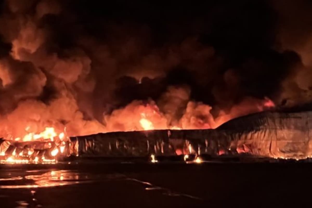 Algunas carreteras cercanas al incendio fueron cerradas y algunos bomberos estuvieron toda la noche para evitar cualquier accidente después de apagar el fuego.