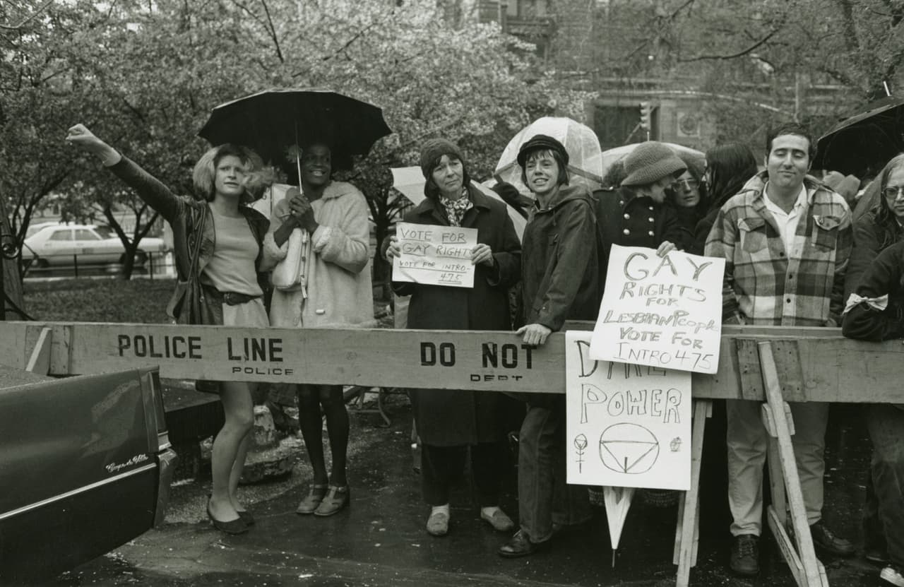 Sylvia Rivera, con el puño erguido, y otros manifestantes, luchando por los derechos LGBTQ.
