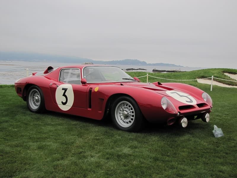 Este ejemplar inicial del 
<b>ISO Grifo de 1963</b> es una verdadera rareza. El 
<b>ISO Grifo</b> fue un producto del fabricante italiano 
<b>ISO Autoveicoli </b>que tenía como propósito fundamental competir con los deportivos de 
<b>Ferrari</b> y 
<b>Lamborghini</b>. Fabricado entre 1963 y 1974 el
<b> ISO Grifo </b>estuvo equipado con motores V8 provistos por 
<b>Ford</b> y 
<b>Chevrolet </b>y sus líneas fueron creadas por el gran maestro 
<b>Giorgetto Giugiaro</b> cuando trabajaba para la casa carrocera 
<b>Bertone</b>.