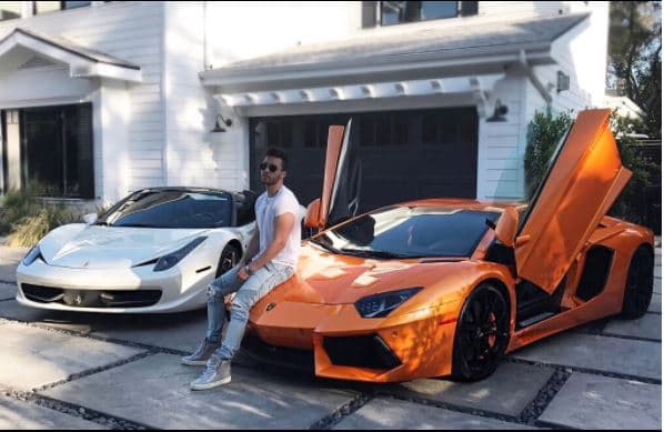 Cerramos esta lista con 
<b>Prince Royce</b>, quien este año tiene dos posibilidades de llevarse un Latin GRAMMY. El cantante de bachata tiene una debilidad por los autos y no duda en presumirla, aquí con su 
<b>Ferrari y Lamborghini Aventador</b>.