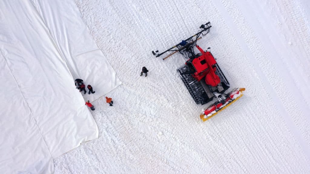 De color blanco, como la nieve, las sábanas buscan mantener compacta la capa de hielo, protegiéndola para que no se derrita de forma acelerada producto de la coloración más oscura que aportan las algas.