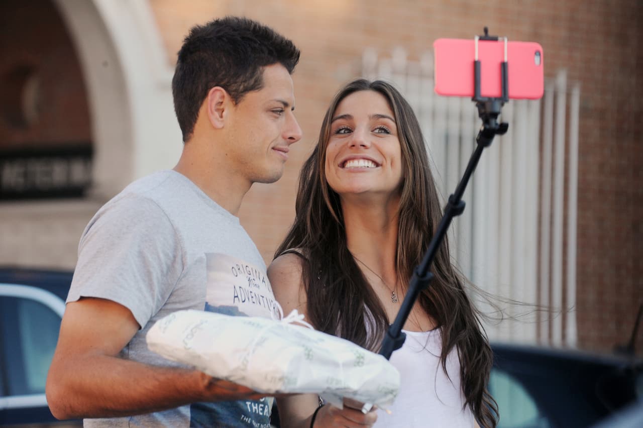 Con tal de salir mega galanes, hasta el bastón para selfies adquirieron.