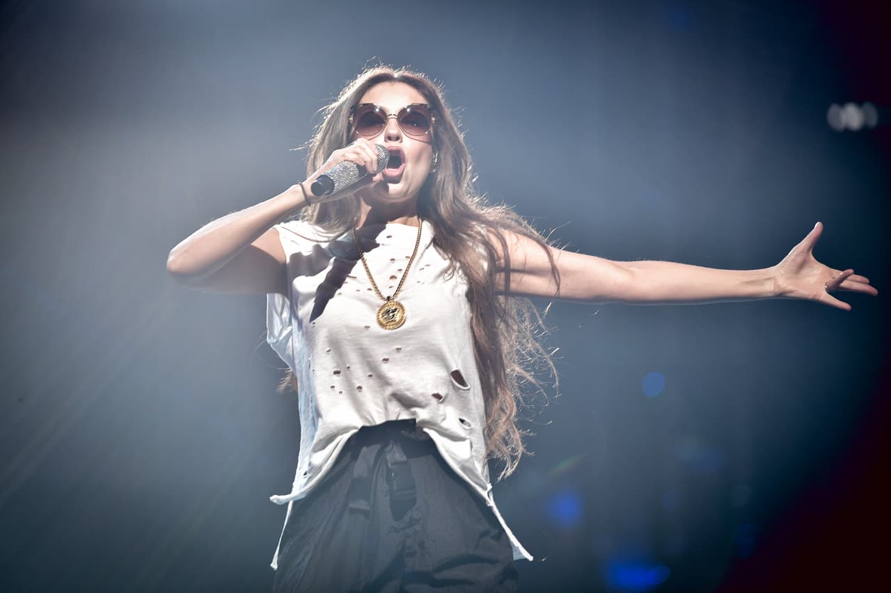 Thalía llegó llena de energía a los ensayos de 
<a href="https://www.univision.com/shows/premio-lo-nuestro">Premio Lo Nuestro 2019 </a>y , 
<b>tanto en el escenario como detrás de él, irradió dinamismo y alegría. </b>