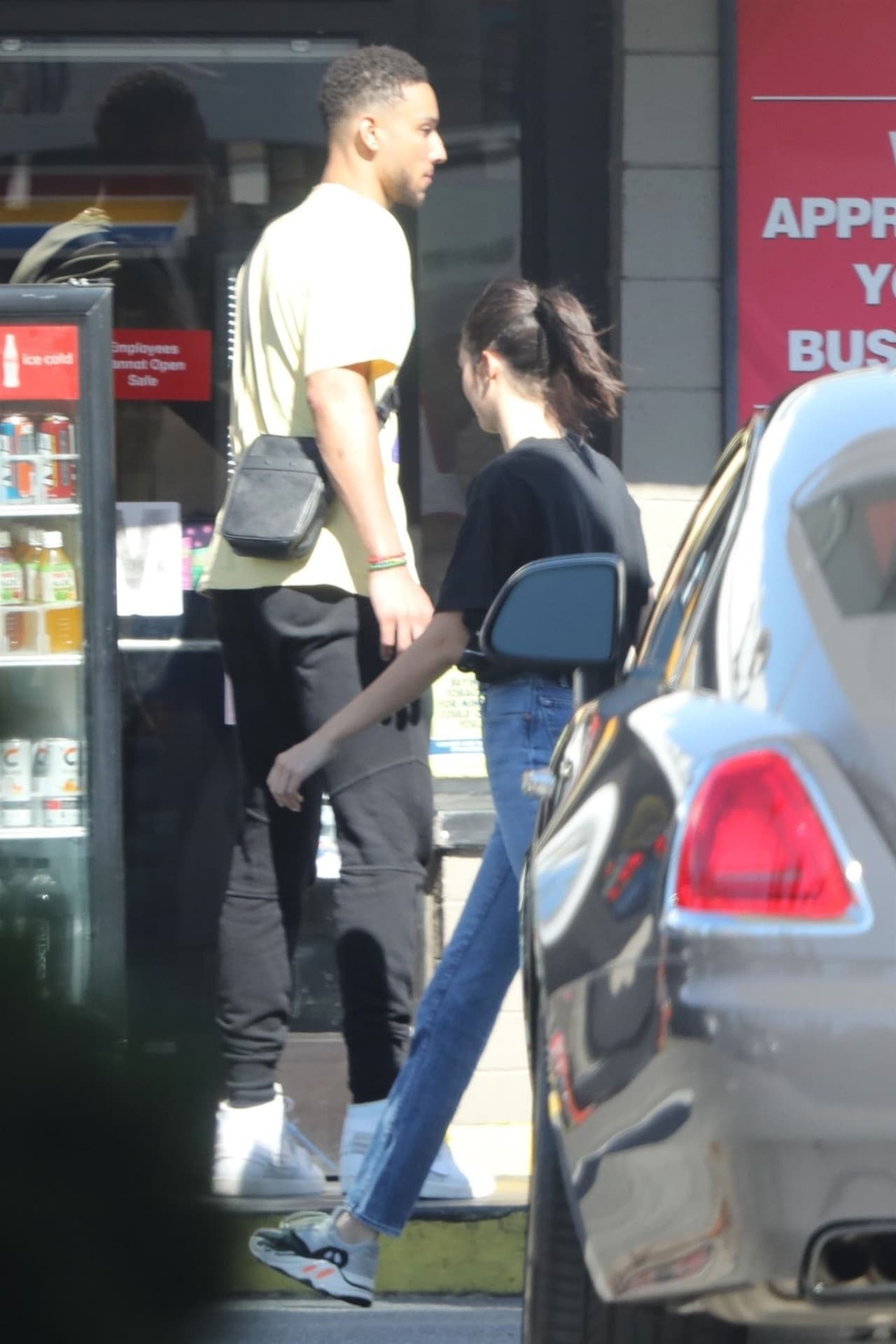 Cuando trascendió la noticia de que estaban juntos, el hermano de la cantante, 
<b>Kudzai Kachingwe</b>, publicó en Twitter: “Días después de que le rompes el corazón a mi hermana haces esto”.