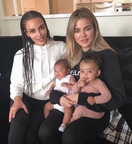 Con una publicación que hasta el momento tiene poco más de un millón 900,000 'Me gusta', Khloé Kardashian mostró un amoroso mensaje para celebrar el cumpleaños de su heramana. Por medio de sus redes sociales, compartió una serie de imágenes de la empresaria donde se lee: "¡Feliz cumpleaños, dulce Kimberly! Toda mi vida siempre has sido alguien a quien admiro. Para mí, ¡eres una súper mujer! [...]".