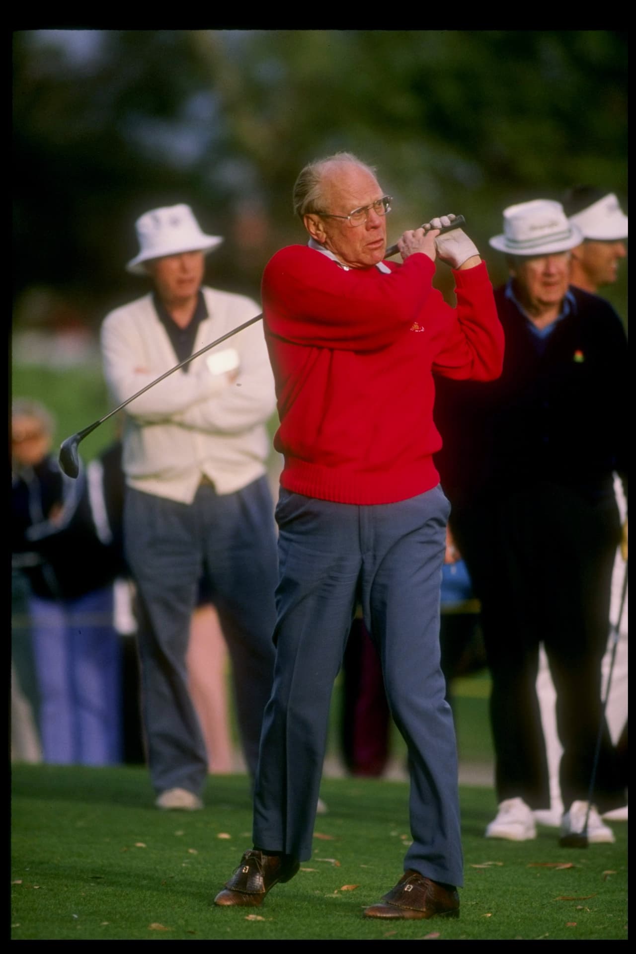 Muchos presidentes han salido en la portada de la revista Time, pero pocos pueden alardear de haber salido como modelo en Cosmolitan. Gerald Ford (1974-1977) pudo hacerlo. Fue vicepresidente de Richard Nixon, algo que explica que lo haya indultado por el escándalo de Watergate durante su mandato. Además, recibió el país en una grave crisis económica, con la inflación por las nubes, y sufrió dos intentos de asesinato por parte de mujeres, una de ellas fue Lynette Fromme, seguidora de Charles Manson.