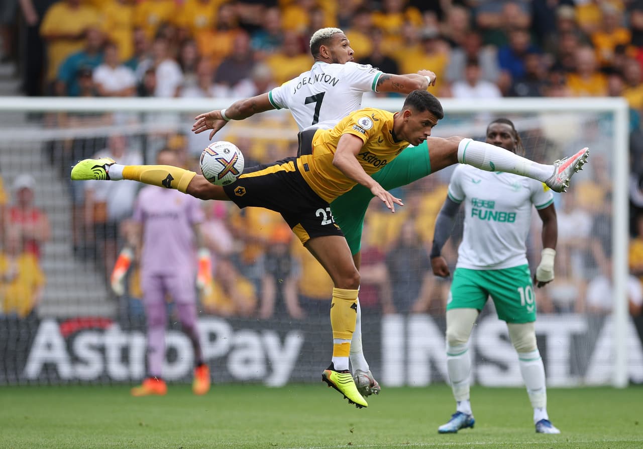 Ruben Neves adelantó a los Wolves con un golazo, pero Allan Saint-Maximin emparejó las acciones en la agonía con otro golazo. Raúl Jiménez marcó un gol, pero el VAR arruinó el festejo al anularlo.