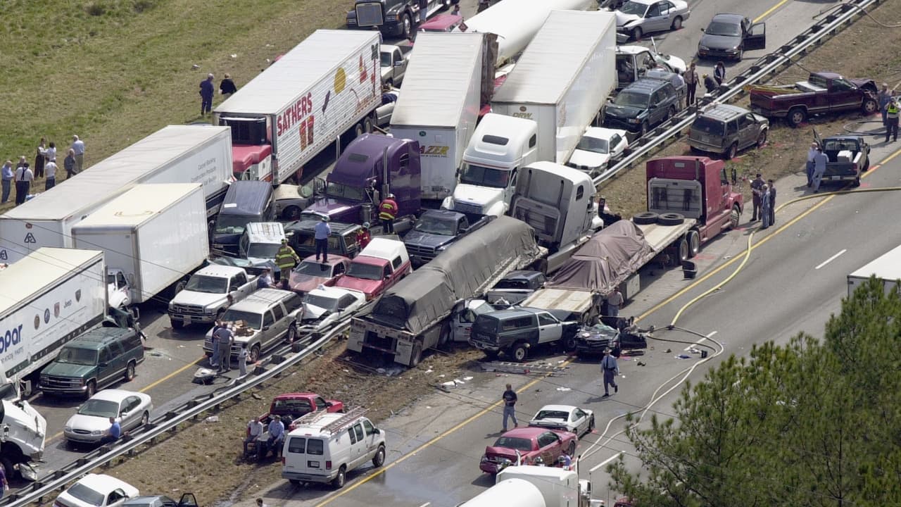 El 
<b>Instituto de Seguridad Vial de las Aseguradoras</b> (
<b>IIHS</b> por sus siglas en inglés) dio a conocer un 
<b>estudio sobre la seguridad en las vías de Estados Unidos</b>. Dicho estudio concluye que uno de los desafortunados efectos de la recuperación económica es el incremento en el número de conductores que pierden la vida en accidentes de tránsito. El indice general de muertes de conductores para 2014 fue de 30 millones de conductores muertos en accidentes por cada millon de vehículos registrados, lo que representa un incremento de 2 puntos en relación del ínice de 2011.
<br>
<br>El estudio también halló que 
<b>los autos más pequeños son los que presentan un mayor riesgo para sus conductores </b>así como que los mini-autos o subcompactos son los autos con mayor incidencia de fatalidades. El estudio también lista como los más mortíferos a aquellos 
<b>modelos con una incidencia de 58 muertes de conductores o más, por cada millón de vehículos registrados,</b> tomando en cuenta modelos 
<b>2014</b>, pero incluyendo también modelos entre 2011 y 2015 si el modelo en particular no fue rediseñado sustancialmente durante ese periodo.