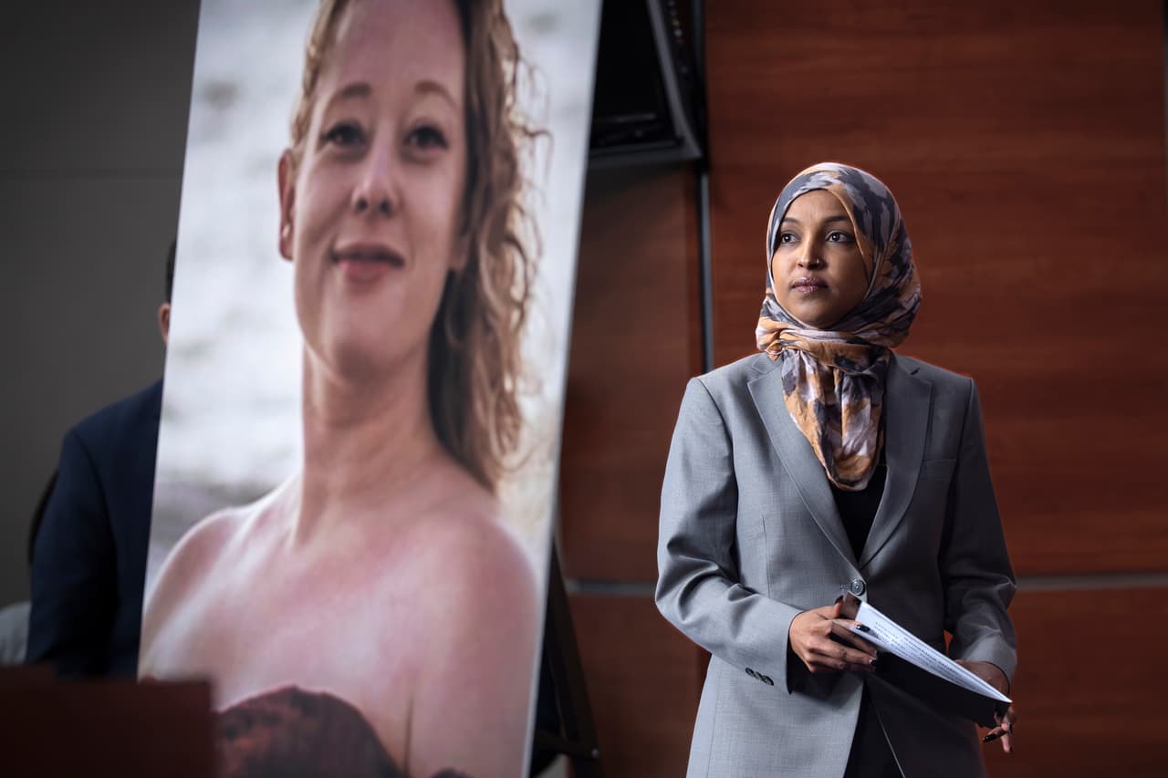 <b>Omar fue elegida por primera vez a la Cámara de Representantes en 201</b>8 y representa el 5.º distrito de Minnesota, que incluye Minneapolis. 
<b>Forma parte del grupo conocido como "The Squad",</b> un grupo de legisladoras progresistas que constituye una fuerza política dinámica en el ala izquierda del Congreso, pero que también ha 
<b>sufrido repetidos ataques de Trump desde su primer mandato.</b>