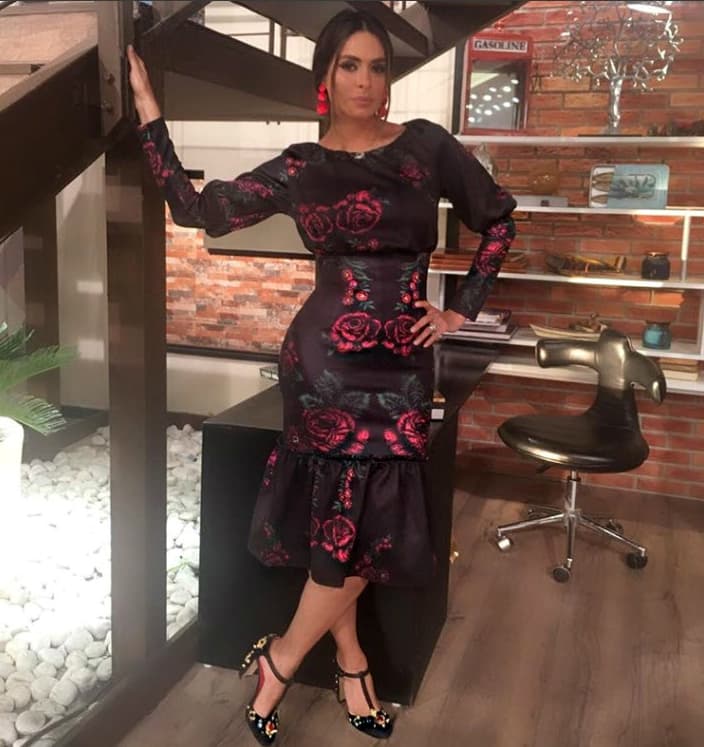 es una de las mujeres mejor vestidas de la pantalla y sabe muy bien como resaltar sus curvas latinas.