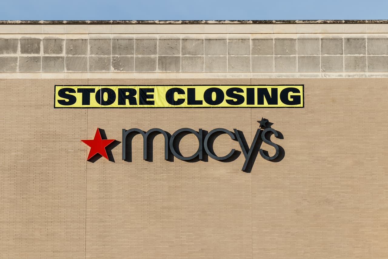 <b>Puesto 16. Macy’s Inc.</b>
<br>
<br>Locales cerrados: 125.
<br>
<br>Marcas afectadas: Macy’s y Bloomingdale’s.
<br>
<br>Esta empresa informó de una disminución de los ingresos en cada uno de los dos últimos años fiscales. La caída de las ventas llevó al plan, anunciado en febrero de 2020, de cerrar 125 tiendas durante un período de tres años.
<br>
<br>Según una firma de asesoría minorista citada en la investigación, más de 8,000 tiendas físicas en los Estados Unidos cerraron permanentemente en 2020, y se espera que otras 10,000 cierren en 2021.
<br>