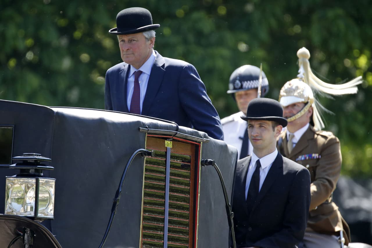 El coronel de las Caballerizas Reales, Toby Brown, lideró un paseo en el carruaje 
<b><a href="https://www.univision.com/entretenimiento/la-boda-del-principe-harry-y-meghan-markle-acabara-sin-el-tradicional-beso-en-el-balcon-fotos">Ascot Landau</a></b> que llevará a los recién casados por la calle principal de la ciudad y la avenida arbolada que lleva al castillo de Windsor.