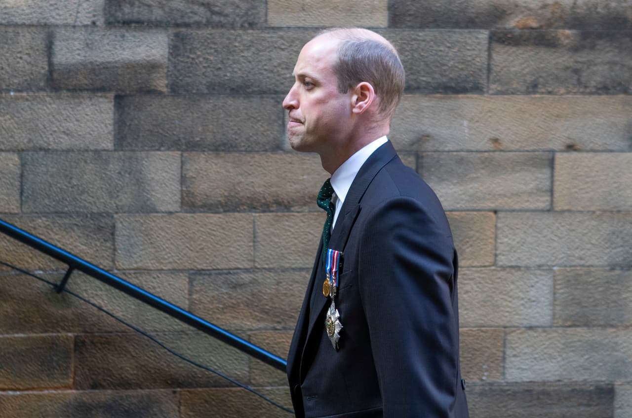 También reveló cómo halló un poco de tranquilidad en lo que vivió tras conocer la noticia: "En los 
<b><a href="https://www.univision.com/entretenimiento/los-principes-william-y-harry-reviviran-el-dolor-del-sepelio-de-lady-di-en-su-tumba-fotos#f9fd11ed0000" target="_blank">días oscuros de dolor</a></b> que siguieron encontré consuelo en la naturaleza escocesa".
<br>