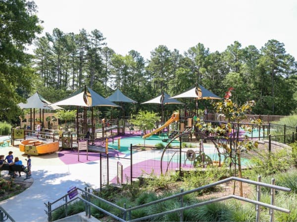 <b>Sassafras All Children's Playground in Laurel Hills Park</b>
<br>
<b>Sitio web</b>:
<a href="https://raleighnc.gov/parks/places/laurel-hills-park">https://raleighnc.gov/parks/places/laurel-hills-park</a>
<br>
<b><a href="https://maps.app.goo.gl/WzWwstWUrTfnfwCEA">Cómo llegar</a> </b>
<br>
<br>Sassafras All Children's Playground fue cuidadosamente diseñado para el disfrute de niños de todas las capacidades físicas. Ofrece una elaborada estructura de juego de madera con túneles, puentes, torres, columpios y anillos construidos sobre arena suave.