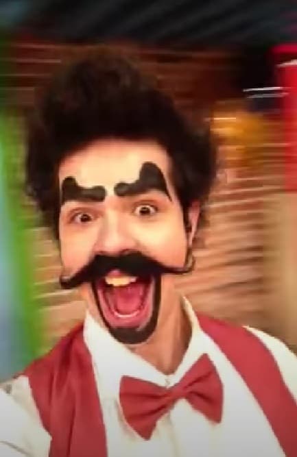 Así fue como nació el personaje cómico que, poco a poco, se ganó un lugar en el elenco principal y, con ello, más tiempo frente a cámara para mostrar su talento innato en la comedia.