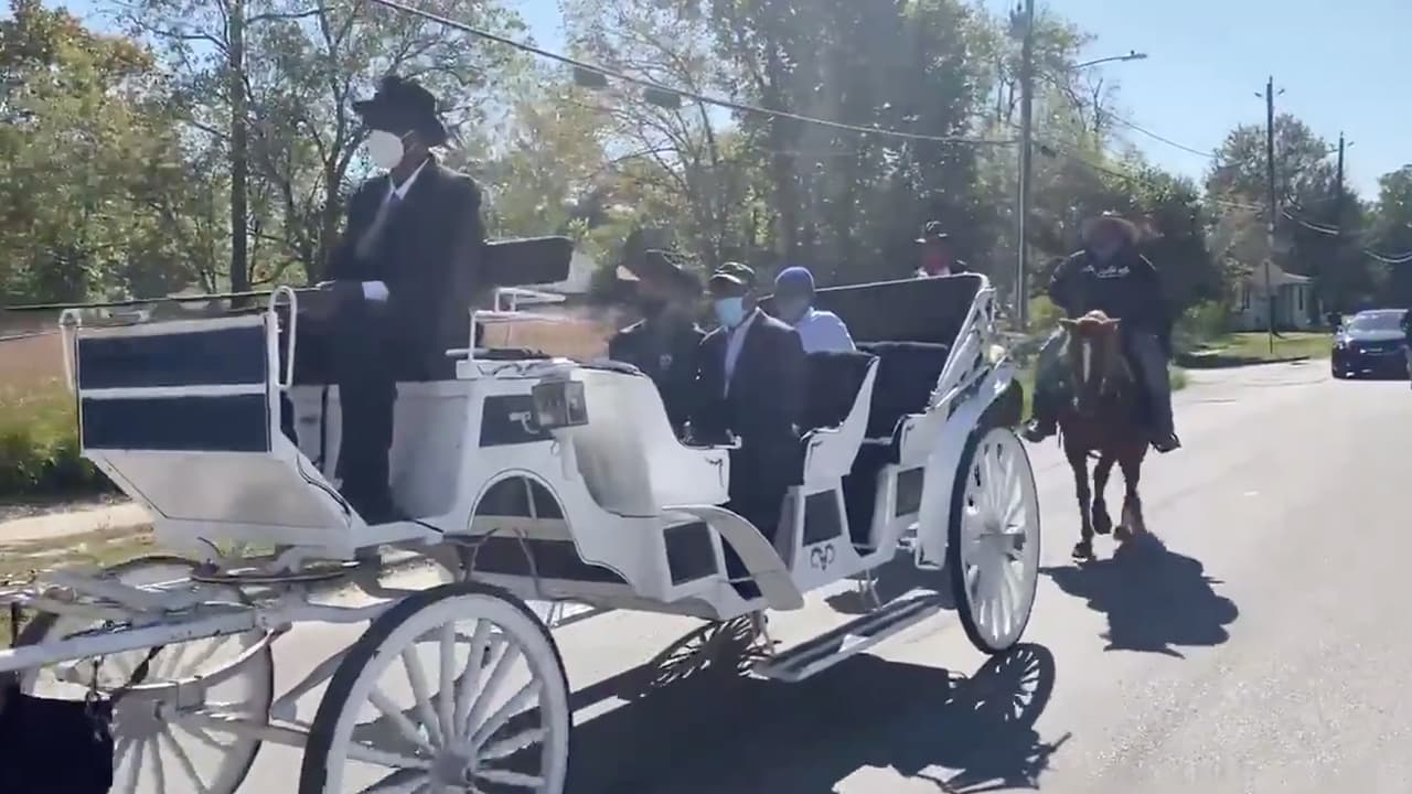 El alcalde Sylvester Turner asisitió a las urnas en una carreta este martes.