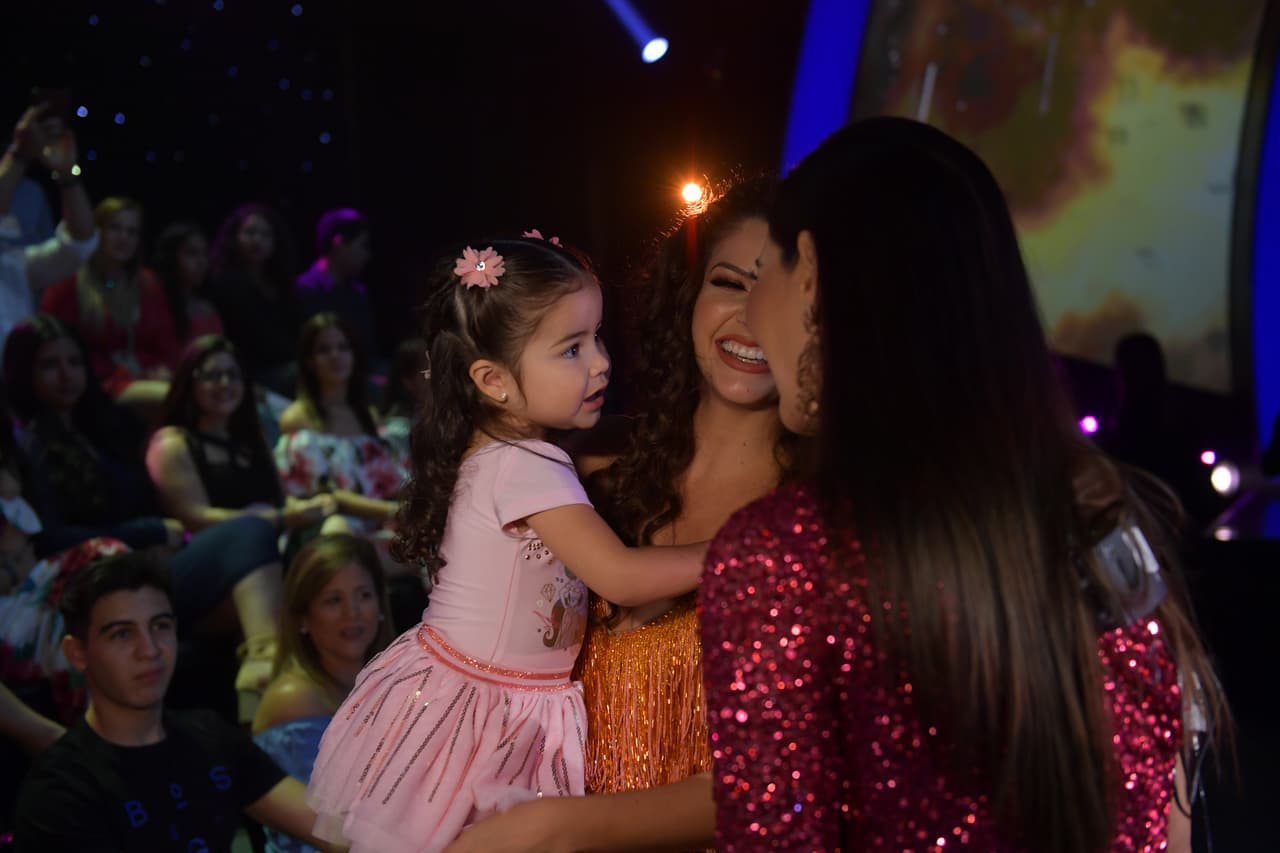 La pequeña Giulietta se encontraba entre el público, esperando a que su mamá se presentara en la pista de baile.